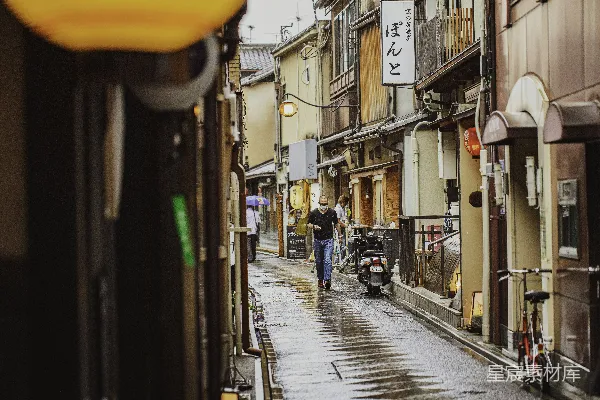 高清摄影 白天行人走在街道上