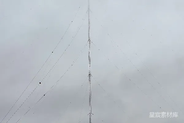 高清摄影 一个在云层覆盖的日子里高耸的天线