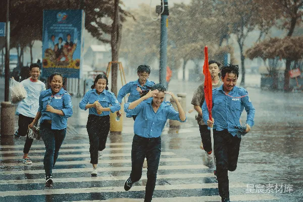 高清摄影 一群人在雨中穿过街道