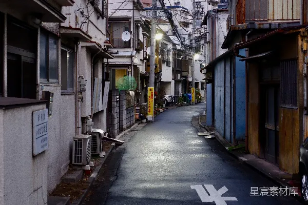 高清摄影 一条上面有建筑和电线杆的狭窄街道