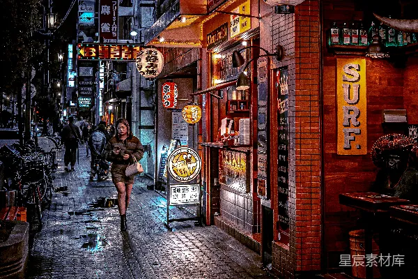 高清摄影 夜晚一名女子在街上行走