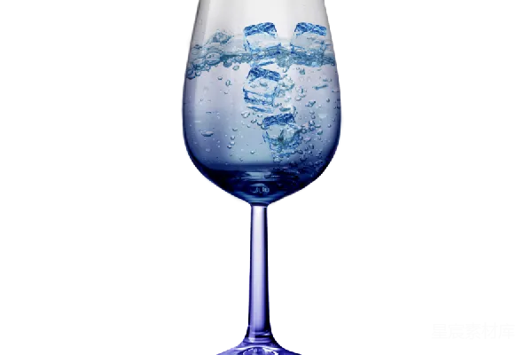 元素素材 盛有冰块与蓝色液体的渐变蓝高脚杯