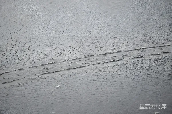 高清摄影 一个黑白照片中的人在雨中行走。