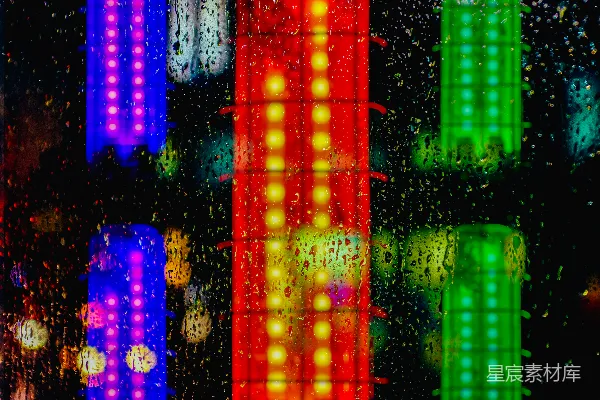 高清摄影 透过雨窗看到五彩斑斓的灯笼 Glowingly colored lanterns visible through the rain-soaked window
