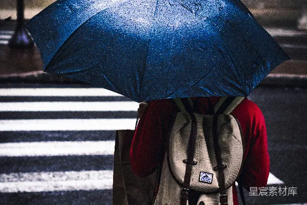 高清摄影 手持蓝色雨伞的人