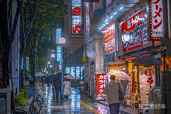 高清摄影 街上一个人拿着雨伞走着