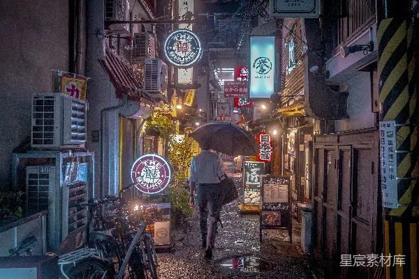 高清摄影 街上一个人撑着伞走路