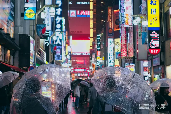 高清摄影 夜晚街道上的人们漫步