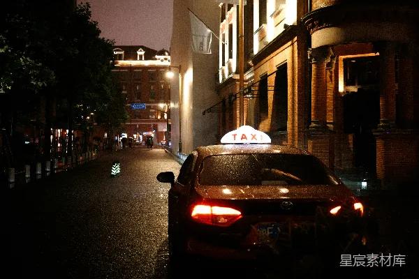 高清摄影 雨夜城市中的出租车在等待。
