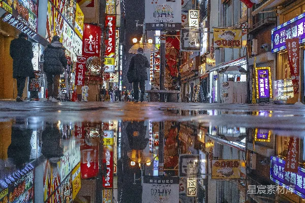 高清摄影 一个男人走在一条旁边有高建筑物的街道上