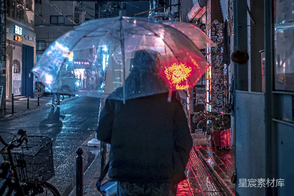 高清摄影 街上一个人撑着雨伞走着