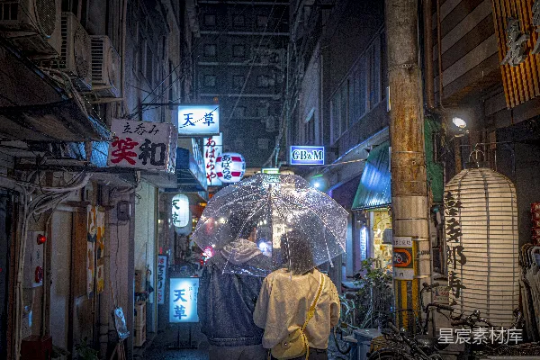 高清摄影 一个男人走在街上拿着雨伞