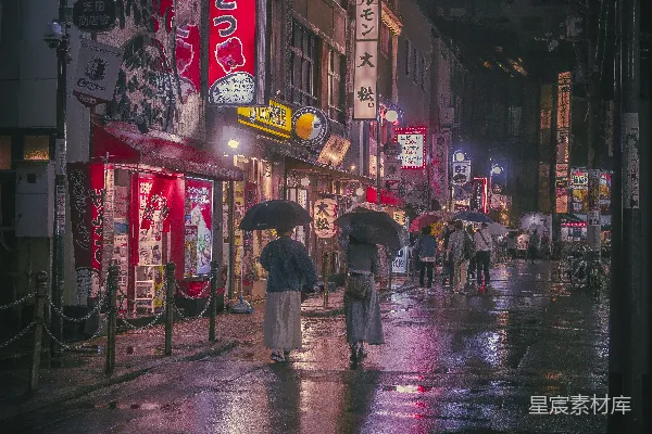 高清摄影 一群人走在街上手持雨伞