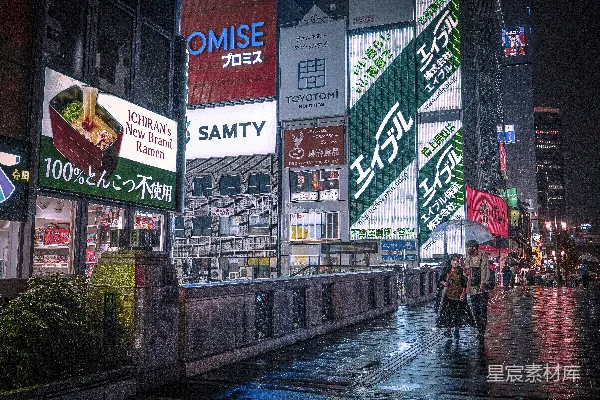 高清摄影 一群人在高建筑物旁边的大街上行走