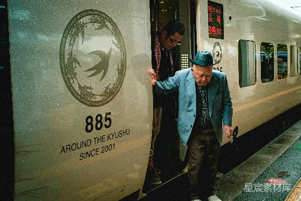 高清摄影 身穿蓝西装的男人站在白色货车旁边