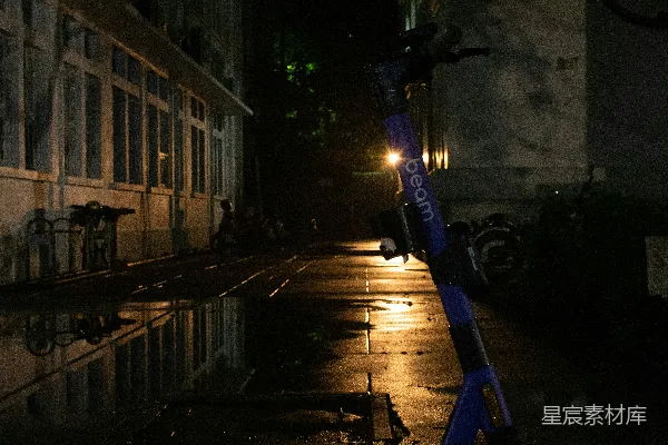 高清摄影 夜晚停在街道一侧的自行车