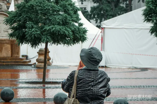 高清摄影 站在雨中的一个人打着伞
