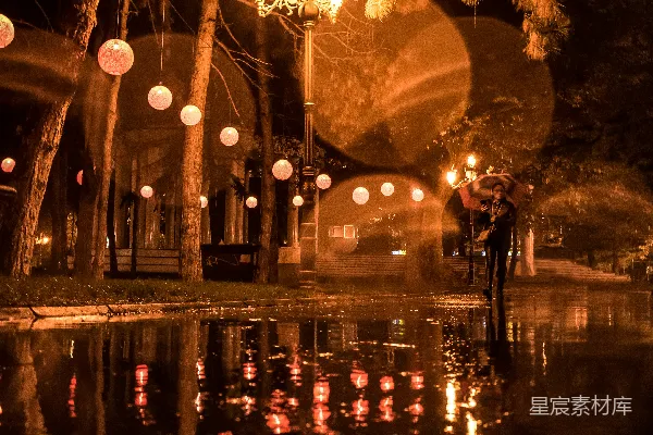 高清摄影 夜晚人们在有路灯的 sidewalks 上行走