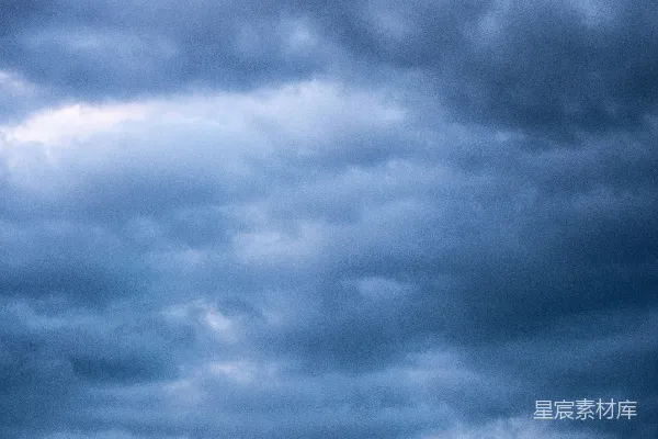 高清摄影 起重机在云层间形成轮廓