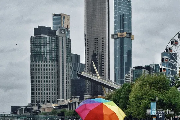 高清摄影 街上一个人手持雨伞漫步