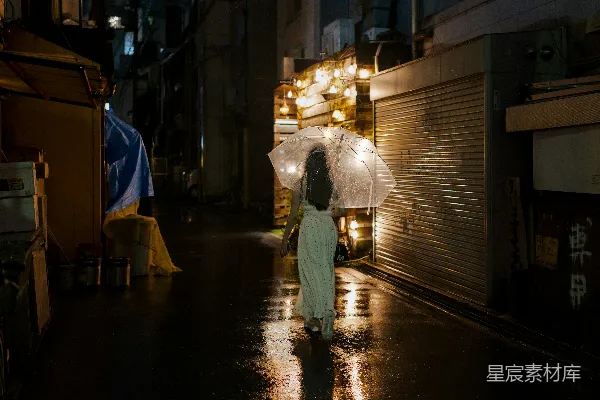 高清摄影 夜晚女子打着雨伞走在湿漉漉的巷子里。