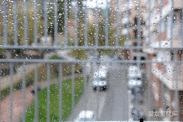 高清摄影 窗前滴落的雨珠俯瞰着一条街道