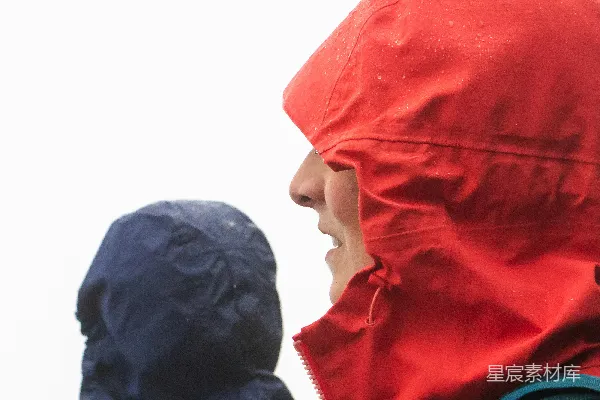 高清摄影 红毛衣的男人旁边是穿黑毛衣的男人