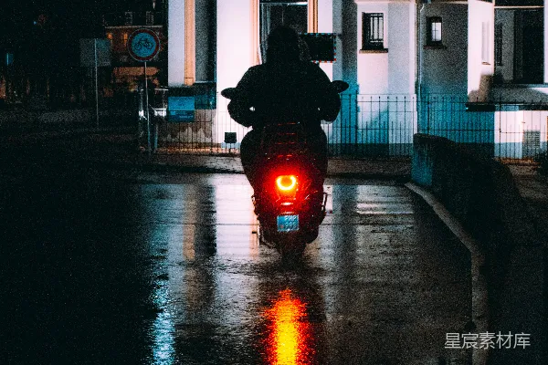 高清摄影 夜晚一个人骑摩托车在路上行驶