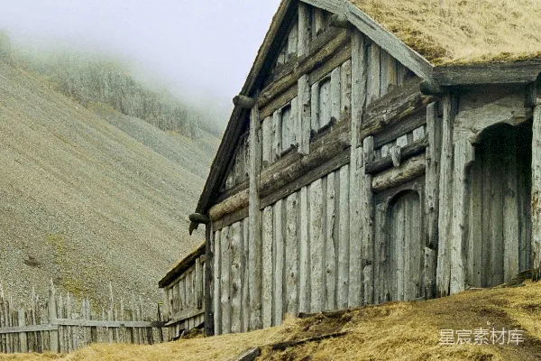 高清摄影 背景中有座陡峭的小山包的谷仓