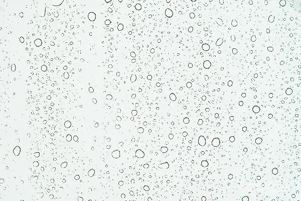 高清摄影 窗户上的近景，滴着雨水