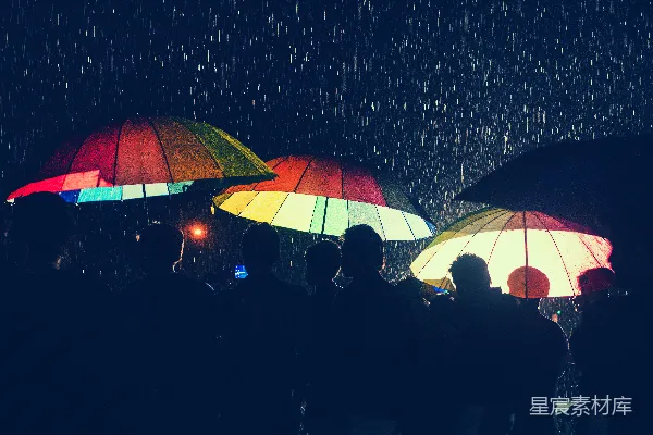 高清摄影 一群人在雨中撑着伞站在一起