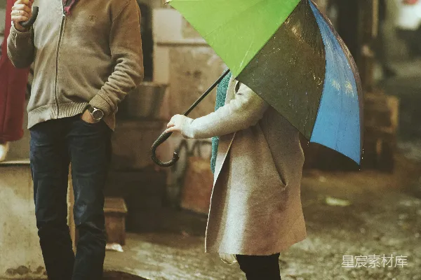 高清摄影 一个人在雨中撑伞散步