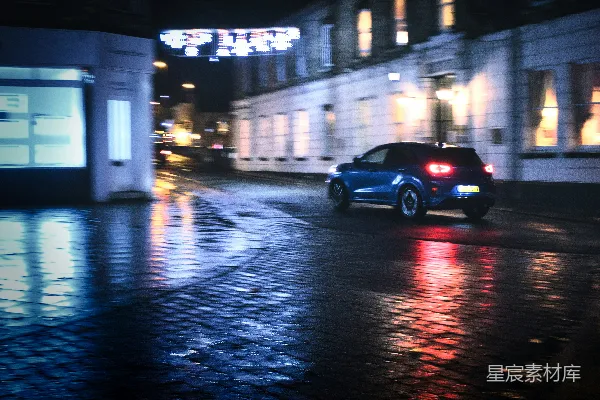 高清摄影 一辆蓝色汽车在夜晚街道上行驶