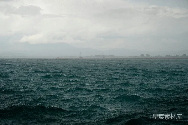 高清摄影 暗云下的汹涌海浪