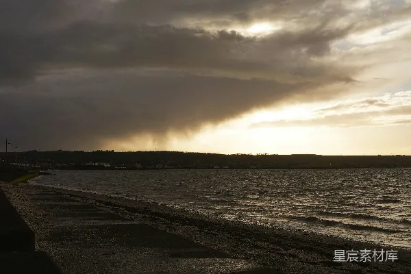 高清摄影 夕阳下波澜不惊的大海之上暴风雨即将来临
