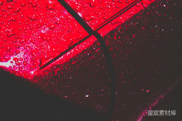 高清摄影 一辆带有雨滴的红色轿车