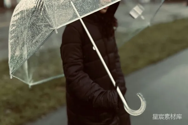 高清摄影 一个穿着黑色外套的女人撑着一把透明的雨伞