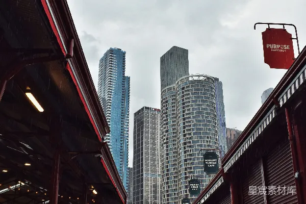 高清摄影 背景是高大的建筑物的城市街道