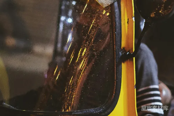 高清摄影 一辆有前挡风玻璃破碎的黄色车辆
