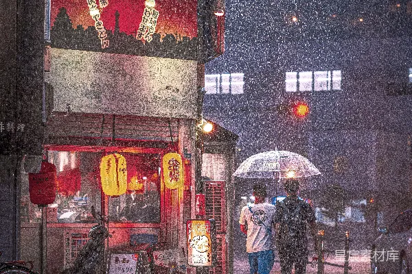 高清摄影 几个行人打着伞在雨中走过街道。