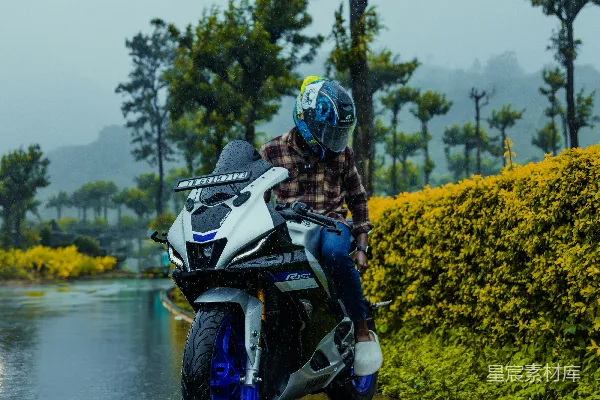高清摄影 一个人在湿滑的路面上骑摩托车。