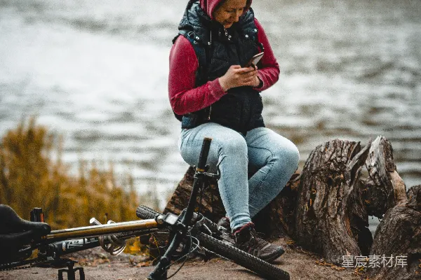 高清摄影 一位妇女坐在湖边的一块木桩上