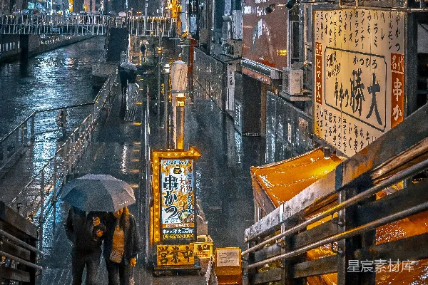 高清摄影 几个拿着雨伞的人走在街上