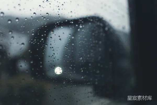 高清摄影 车窗上的雨滴和一侧反光镜模糊的景象。