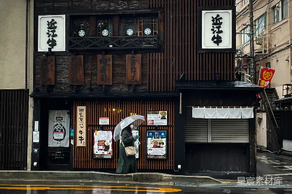 高清摄影 一个男子走在街上撑着雨伞