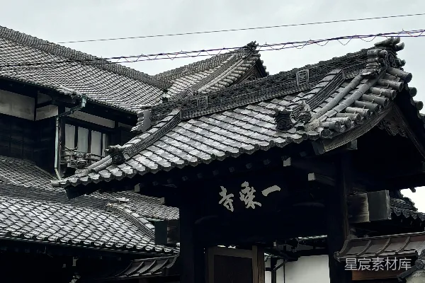高清摄影 一栋有很多窗户的建筑，一辆车停在它前面。