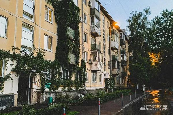高清摄影 一侧建筑间有一条湿漉漉的街道