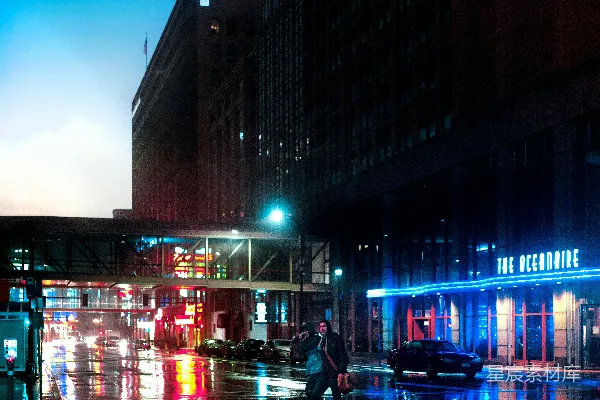 高清摄影 夜晚路上的汽车临近建筑物