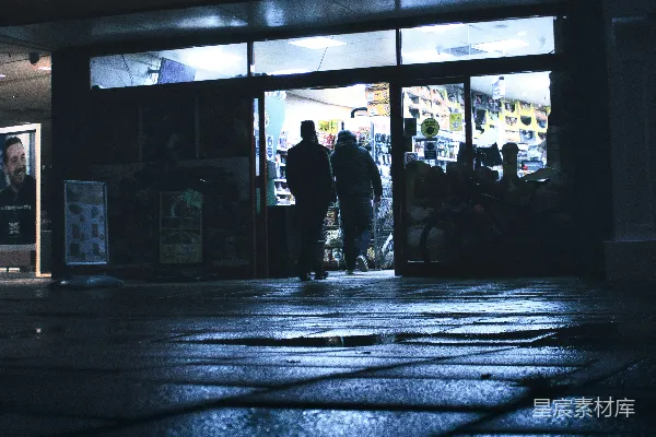 高清摄影 一群人在一家商店外面过夜