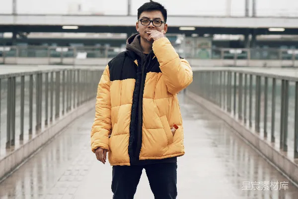高清摄影 戴着眼镜的男人站在桥上白天